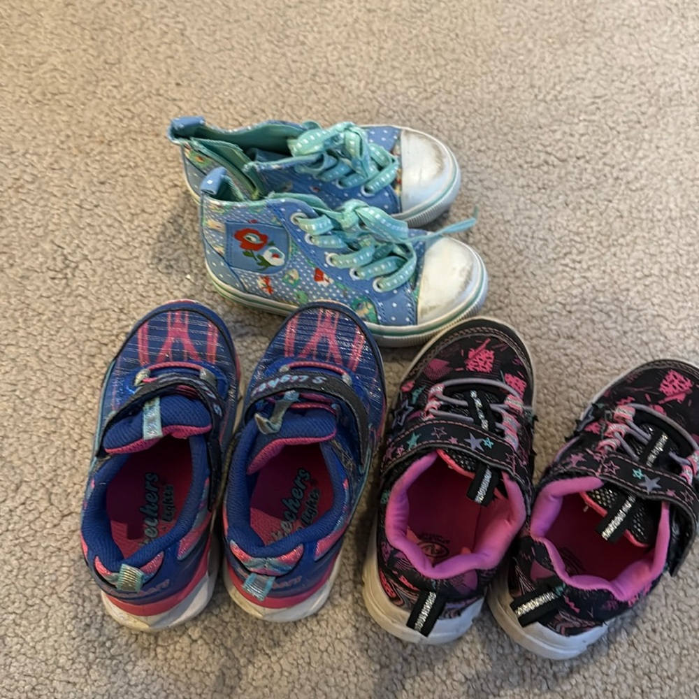 Size 7 Toddler shoes: 3 pairs, 1 light up
